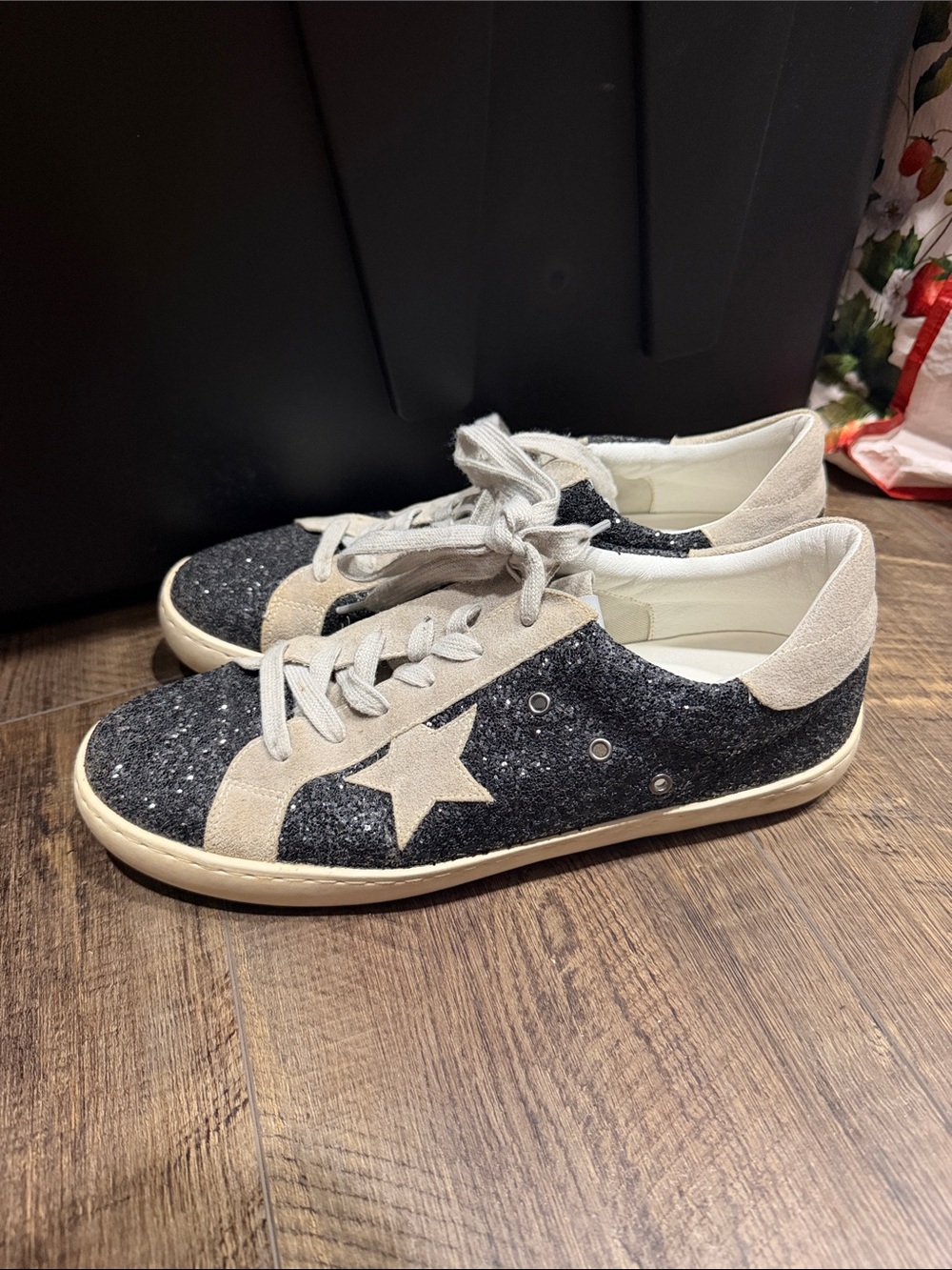 White Raven Star Accent Black Glitter Low-Top Sneakers